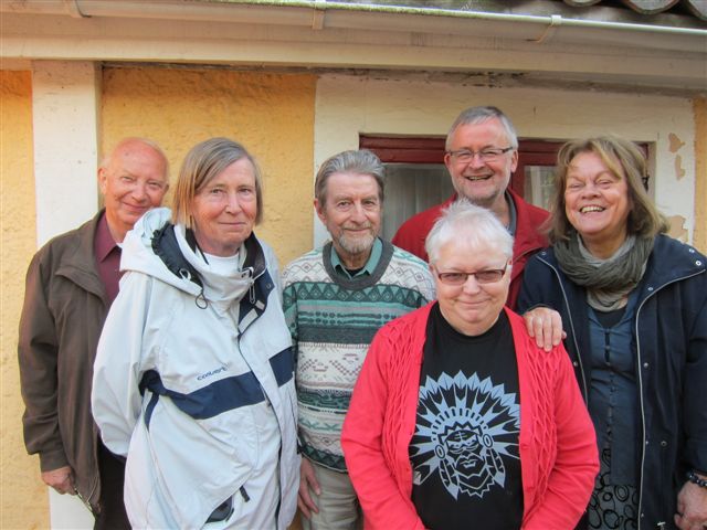 Fridegårdsällskapets styrelse i maj 2011. Från vänster: Hans Söder, Elisabeth Forsman, Stig O Persson, Anna-Lena Eriksson, Mats O Karlsson, Aase Fridegård.
Hasse Eson, Lisbeth Sedin och Agneta Bonde var inte närvarande vid detta sammanträde.